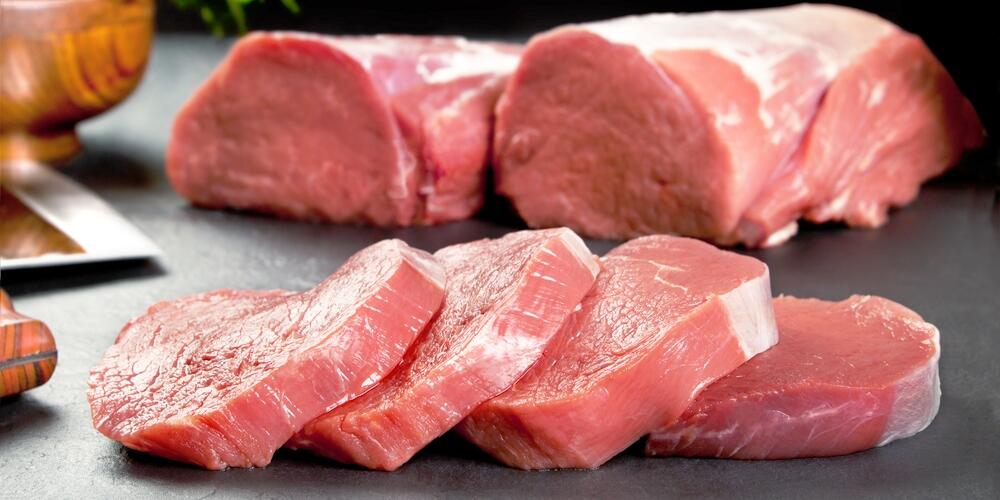 Frisches Kalbfleisch vom Feinkost Metzger